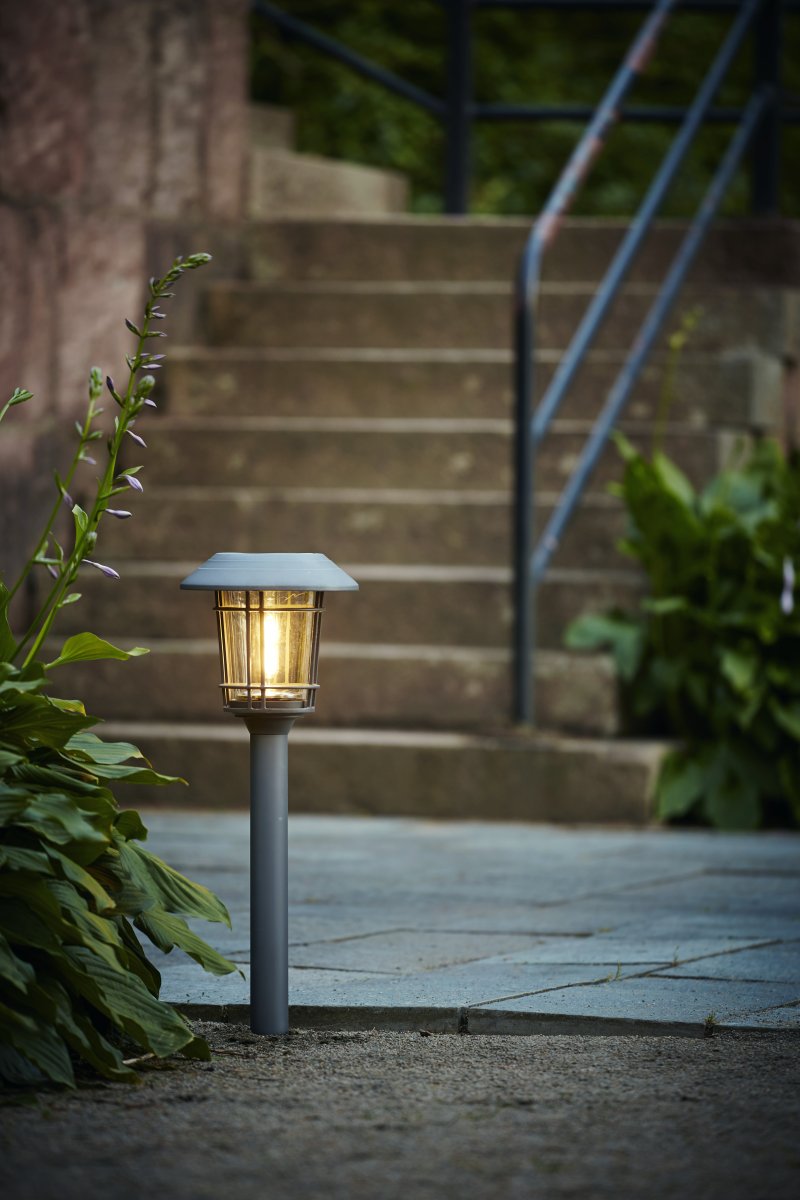 Filip Grafito lámpara solar De Star Trading - La baliza solar Filip es una soluci&oacute;n de iluminaci&oacute;n elegante y pr&aacute;ctica para jardines y senderos.