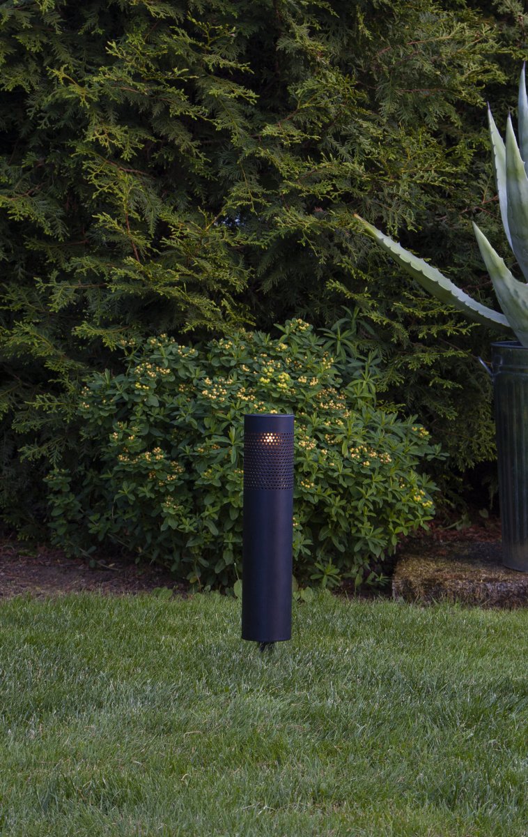 Blace Negro lámpara solar De Star Trading - Su carcasa de metal negro presenta un delicado patrón de cuentas que crea un hermoso y vibrante juego de luces al encenderse.