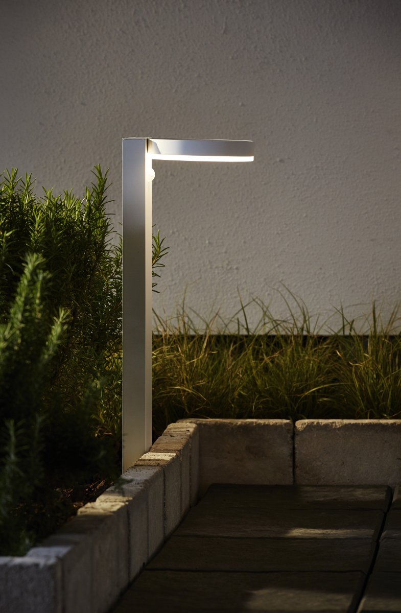 Vidi Blanco lámpara solar De Star Trading - Iluminacion de caminos alimentada por energía solar que ilumina el bolardo solar por la noche y mediante detección de movimiento durante 25 segundos con 500 lúmenes y luego reduce a 70 lúmenes de luz continua.