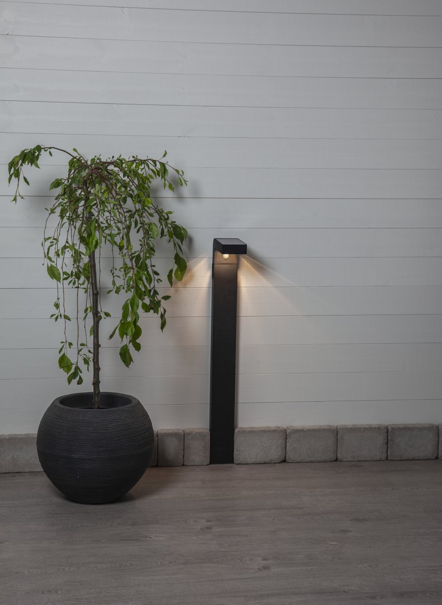Vici Negro lámpara solar De Star Trading - La luz se ilumina durante 25 segundos a 300 lúmenes y luego cambia a una luz constante y agradable de 30 lúmenes.