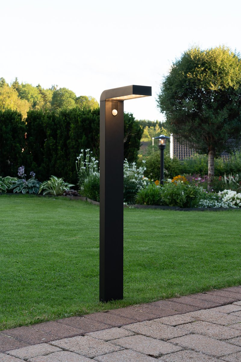 Vici Negro lámpara solar De Star Trading - La luz se ilumina durante 25 segundos a 300 lúmenes y luego cambia a una luz constante y agradable de 30 lúmenes.