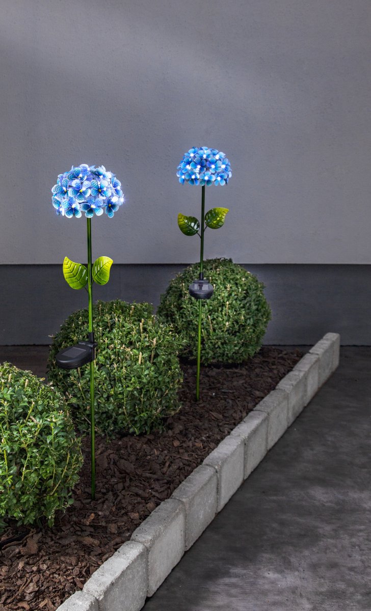 Hortensia Azul lámpara solar De Star Trading - Esta hortensia decorativa solar es un hermoso adorno de jardín con forma de hortensia azul sobre un soporte.