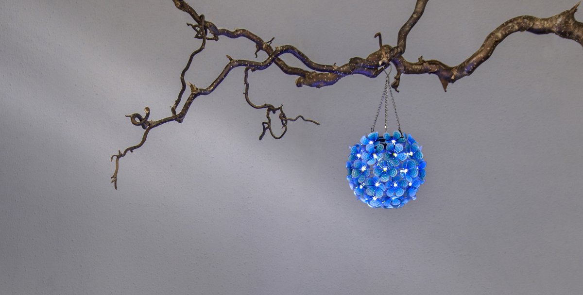 Hortensia Azul lámpara solar De Star Trading - Hermosa decoraci&oacute;n de c&eacute;lulas solares en forma de flor azul colgante.