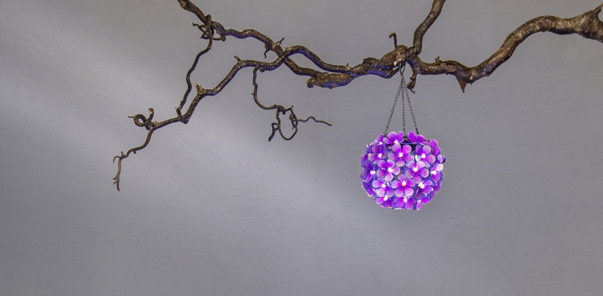 Hortensia Rosa lámpara solar De Star Trading - Hermosa decoraci&oacute;n de c&eacute;lulas solares en forma de flor de hortensia rosa colgante.