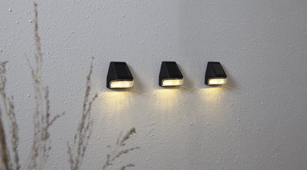 Mini 3-p Negro lámpara solar De Star Trading - Estas miniluces solares, que se venden en paquetes de tres, son elegantes y modernas, y emiten una agradable luz blanca cálida.
