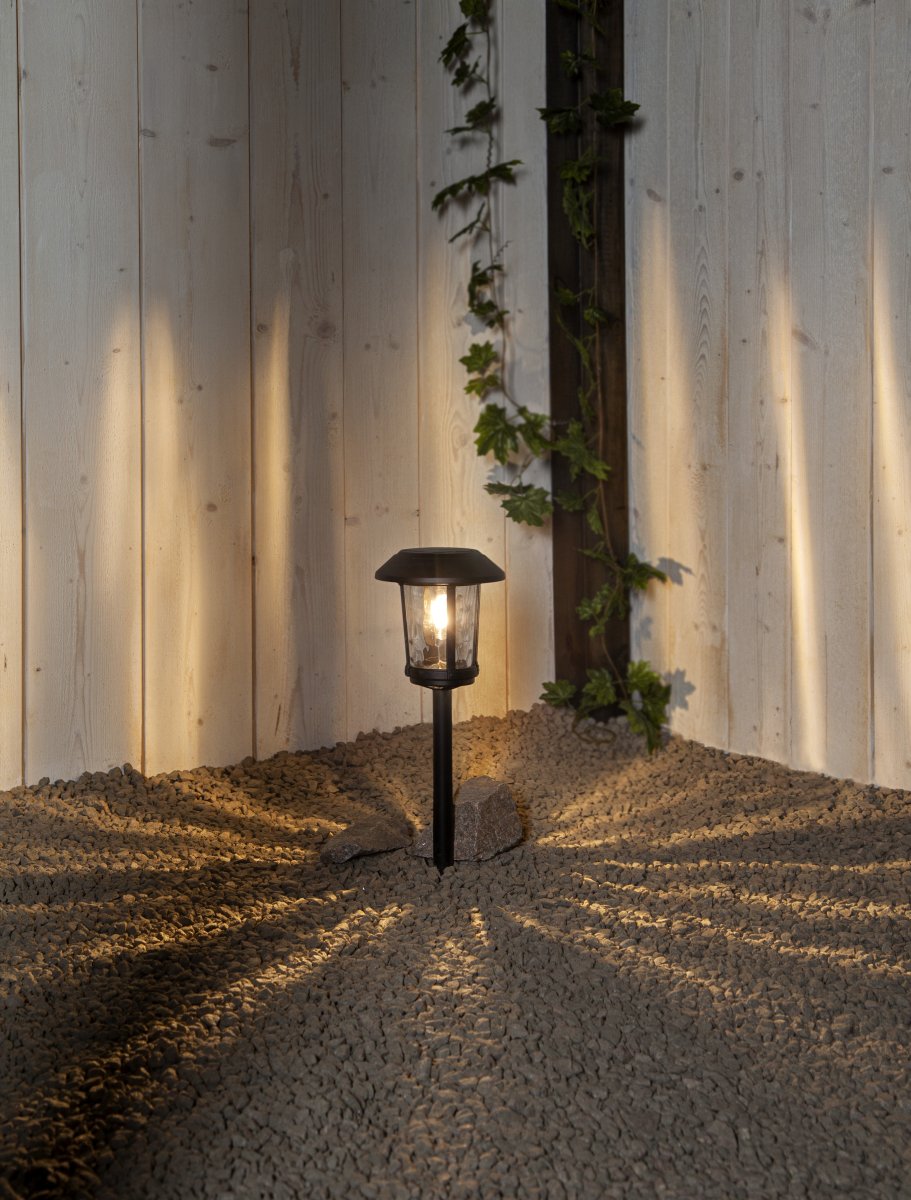 Florian Negro lámpara solar De Star Trading - La baliza solar Florian es una elegante y clásica luminaria de jardín fabricada en aluminio y cristal.