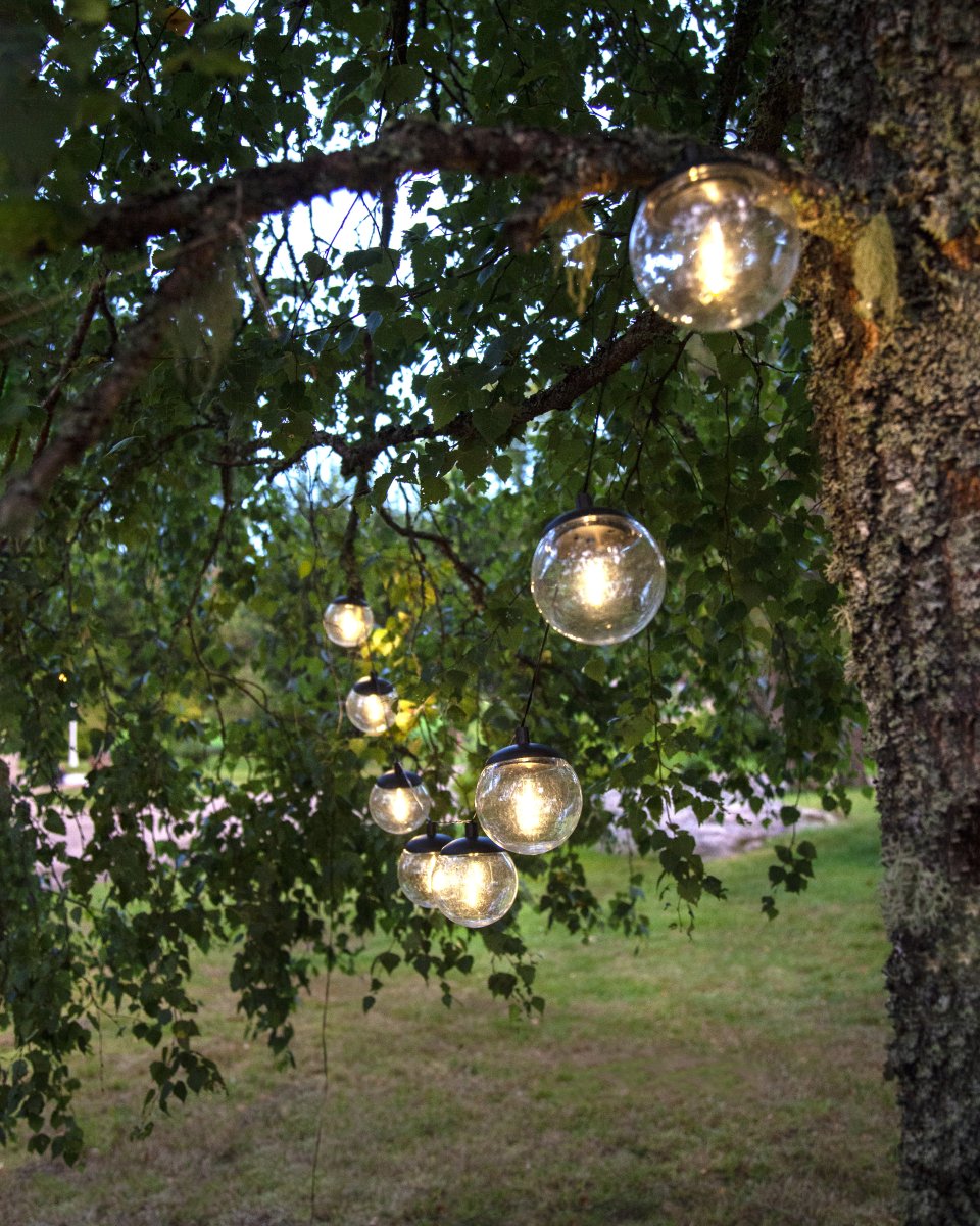 Globe Negro lámpara solar De Star Trading - La parte del panel está conectada con un cable de 170 cm de largo desde la última bola.