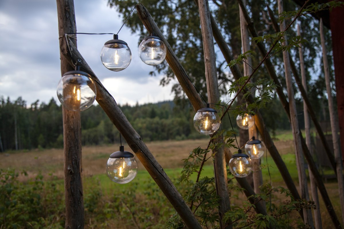 Globe Negro lámpara solar De Star Trading - La parte del panel está conectada con un cable de 170 cm de largo desde la última bola.