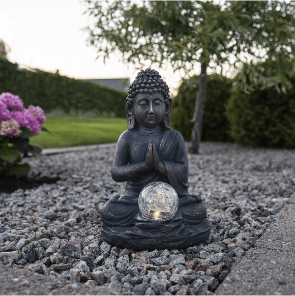 Buddha Gris lámpara solar De Star Trading - La figura de Buda con energ&iacute;a solar es un adorno llamativo y relajante, fabricado en poliresina gris con un acabado en bronce claro.