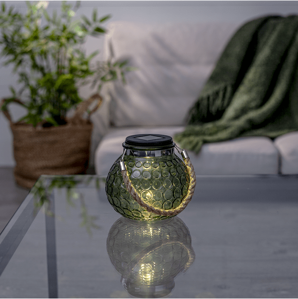 Dotte Verde lámpara solar De Star Trading - Dotte es una linterna solar decorativa hecha de vidrio verde con una superficie en forma de perilla y un asa de cuerda.