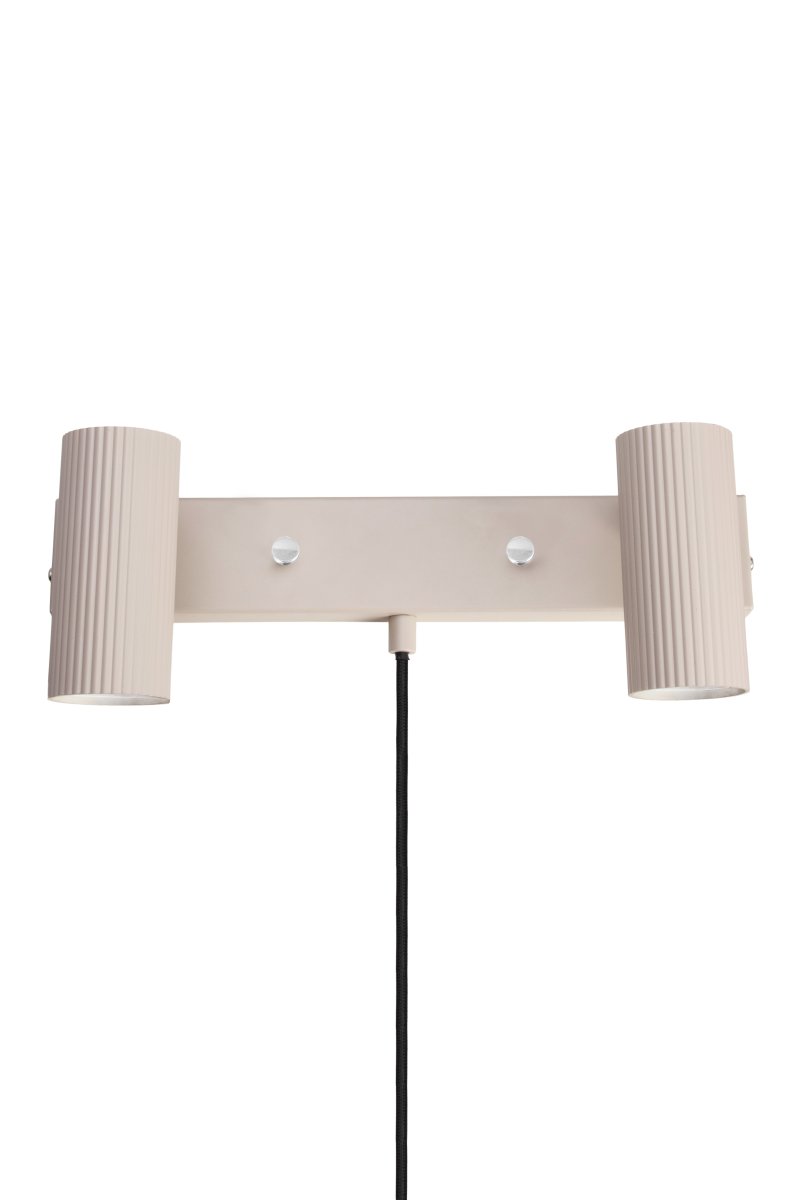 Hubble Beige lámpara de lectura De Globen Lighting - Dos interruptores independientes en el soporte de pared facilitan su uso.