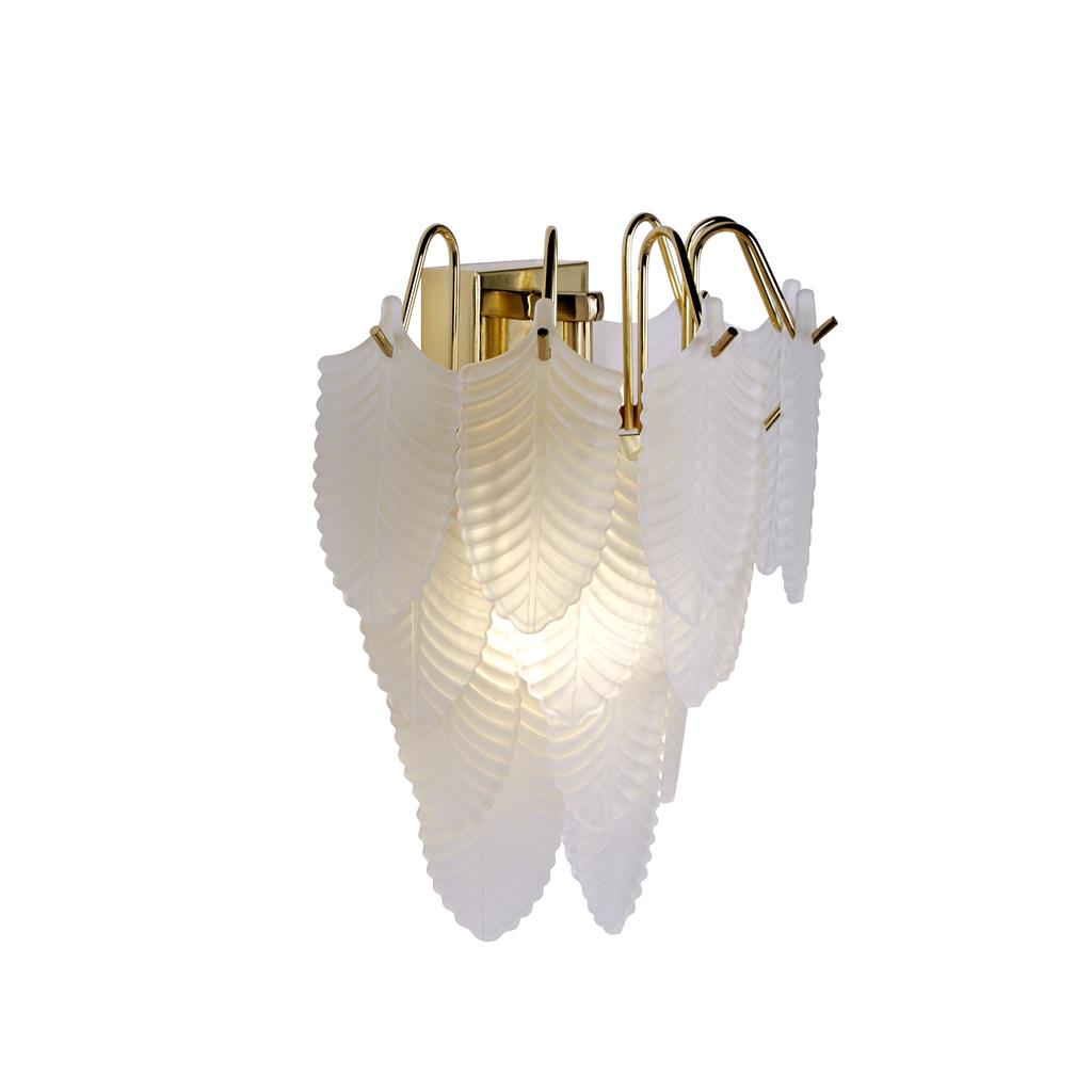 Feather 25cm Blanco/latón lámpara de pared De Searchlight - Los elementos decorativos de vidrio capturan y difunden suavemente la luz, creando una luz c&aacute;lida y acogedora y un vibrante juego de luces en la pared.