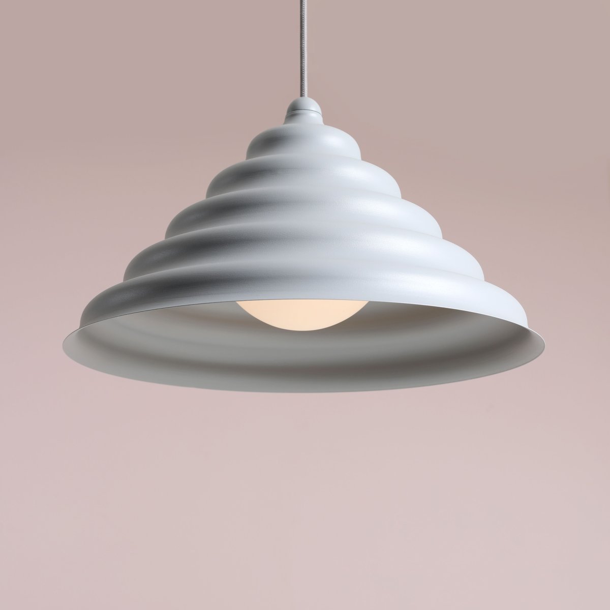 Wave Ø36 Azul Lámpas de techo De Artera - La pantalla de metal desgastado en gris mate resalta; El color crea una hermosa dispersión de luz hacia abajo, lo que lo hace perfecto para colgarlo sobre la mesa del comedor o la encimera de la cocina.
