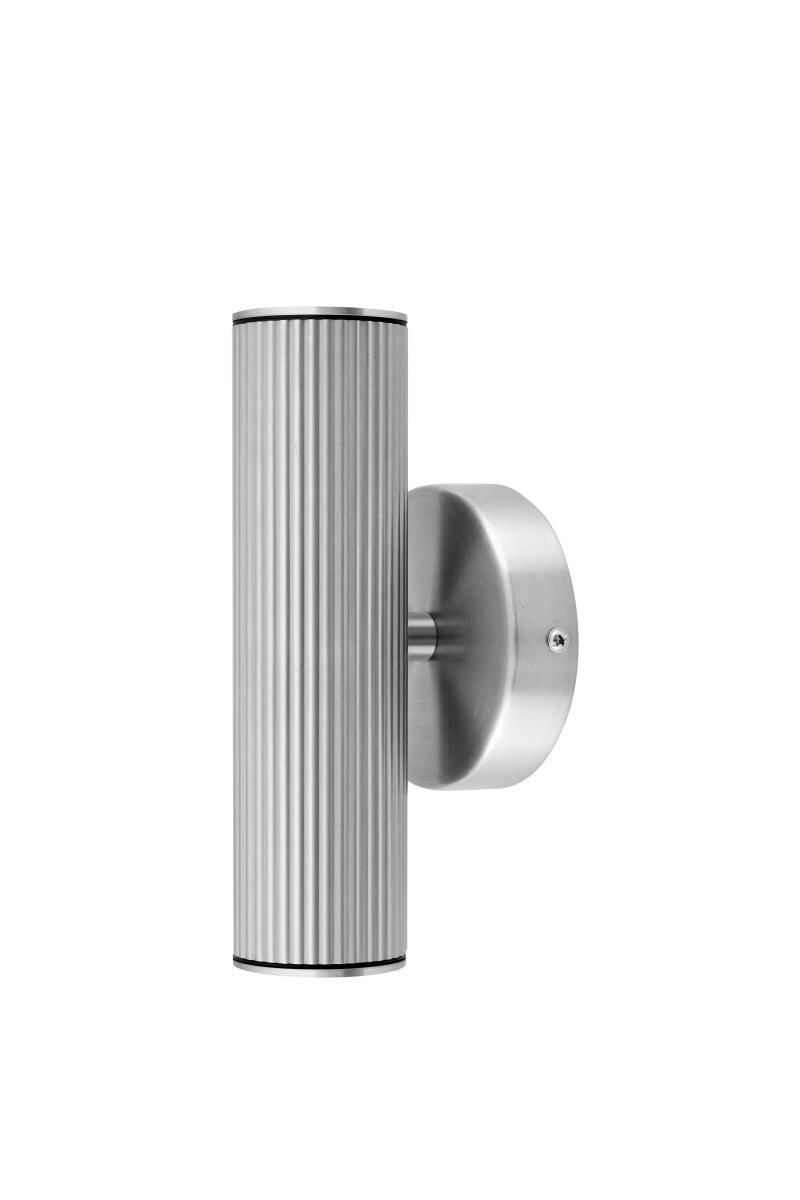 Hubble acero cepillado lámpara de exterior De Globen Lighting - Hubble es una elegante l&aacute;mpara de pared con acabado en acero cepillado que difunde la luz hacia arriba y hacia abajo, creando un hermoso juego de luz en la pared.