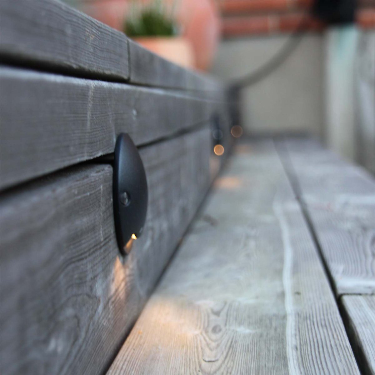 Zenit Negro De Lightson - Aplique de pared y de patio unidireccional que, con su luz blanca cálida decorativa, es una excelente opción para fachadas, vallas, muros, terrazas y patios.
