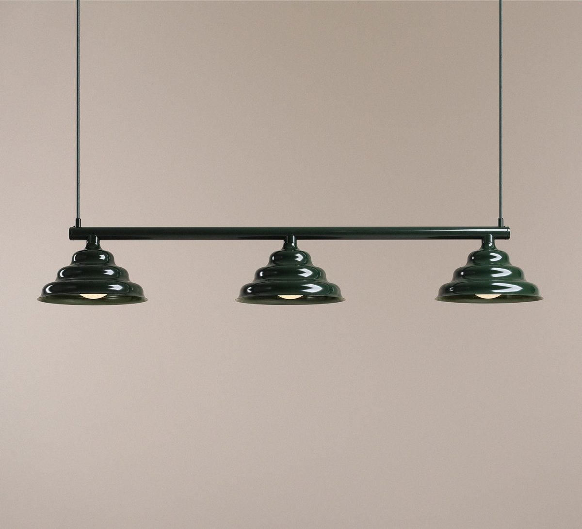 Wave 106cm Verde oscuro Lámpas de techo De Artera - Los brazos metálicos ondulados en tono verde oscuro proporcionan una hermosa distribución de la luz hacia abajo y, por lo tanto, son perfectos para colgar sobre la mesa del comedor o la encimera de la cocina.