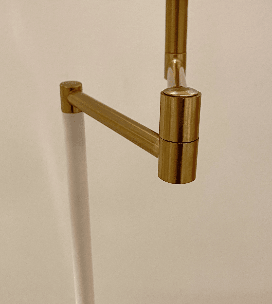 Birka Blanco lámpara de pie De Aneta Lighting - Lámpara de pie Birka realizada en metal lacado en blanco y detalles de latón en la base.