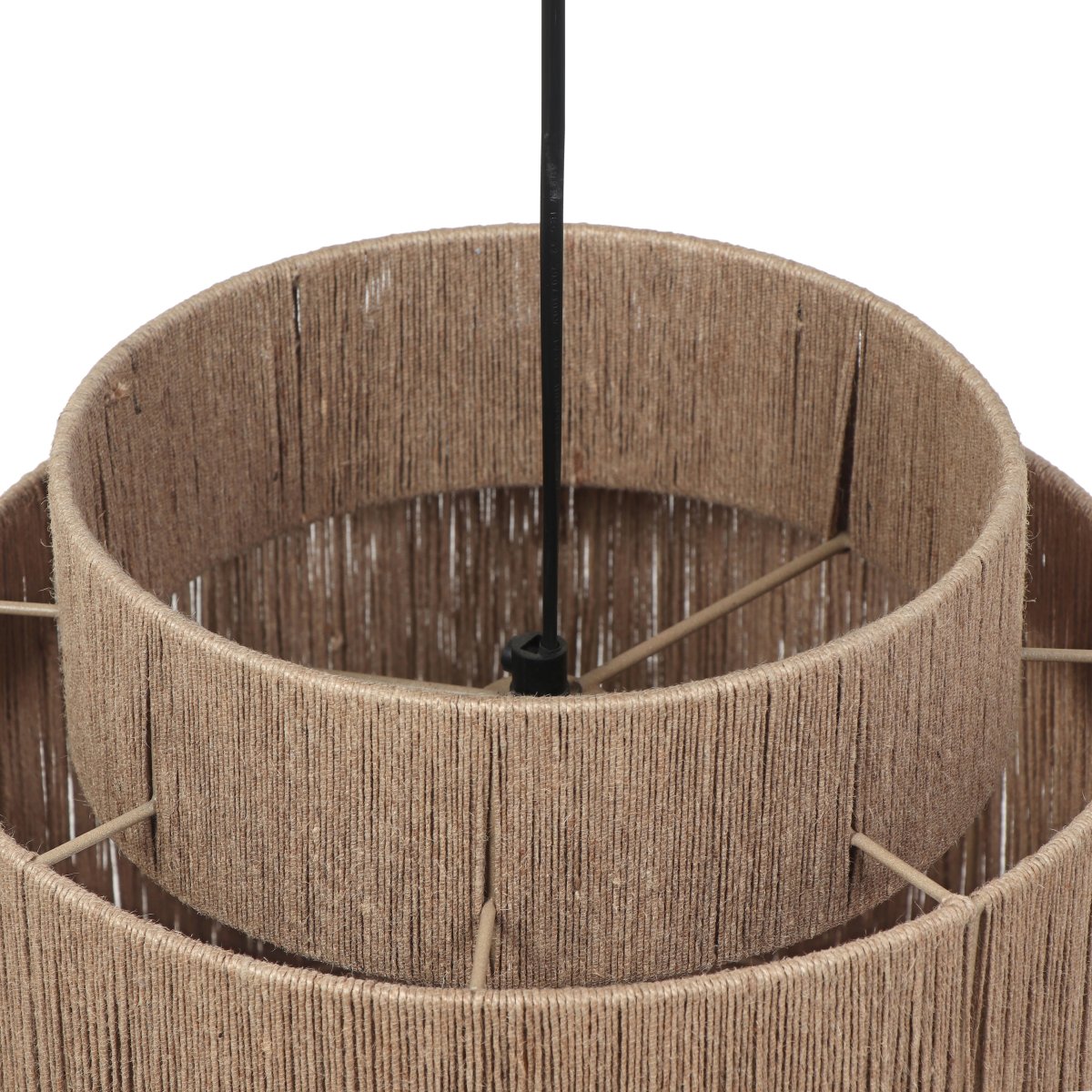Smilla Ø30 Naturaleza Lámpas de techo De Trio Lighting - Con su elegante combinaci&oacute;n de yute natural y metal negro mate, Smilla combina el encanto r&uacute;stico con un dise&ntilde;o moderno: el detalle perfecto para un interior elegante y armonioso.