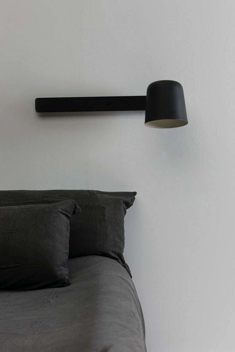 Tila 46cm Negro lámpara de lectura De Faro Barcelona - Su estructura de acero negro de estilo n&oacute;rdico no solo alberga una fuente de luz de ajuste continuo, sino que tambi&eacute;n sirve como pr&aacute;ctico estante para libros o revistas.