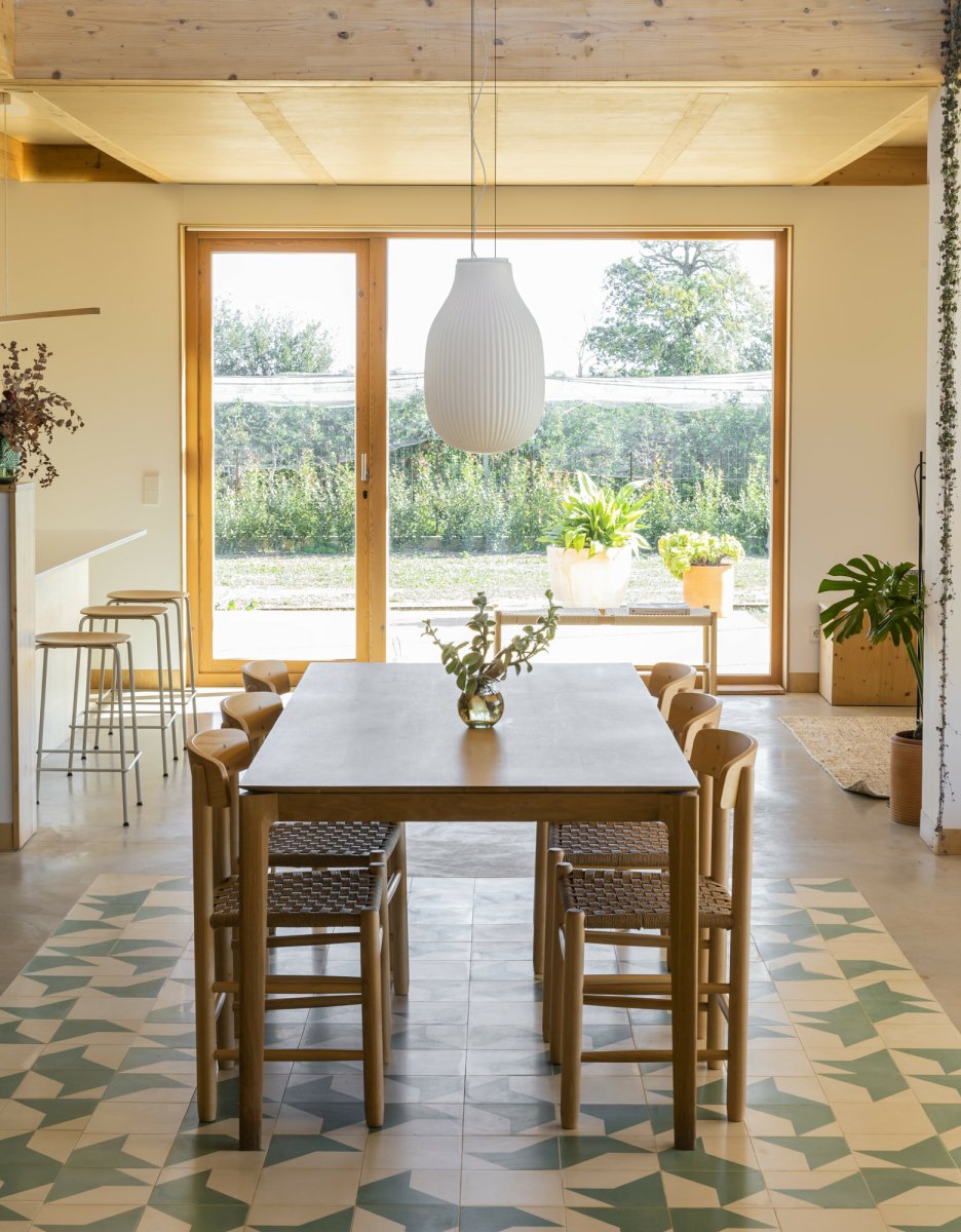 Isabelle Ø30 Blanco Lámpas de techo De Faro Barcelona - El vidrio blanco opalino difunde una luz c&aacute;lida y agradable, mientras que la superficie juega con las sombras, creando una expresi&oacute;n vibrante.