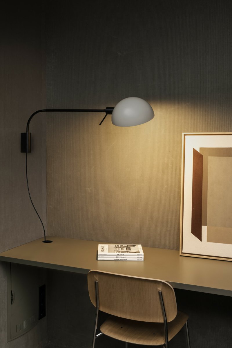 Dominica 88cm Beige lámpara de pared De Faro Barcelona - Dominica es una l&aacute;mpara de pared beige dise&ntilde;ada por Faro Lab, inspirada en la est&eacute;tica de Chicago de los a&ntilde;os 1900 y 1940.