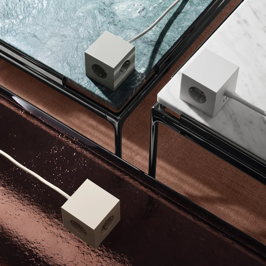 Square 1 with 30W Dual USBC & Magnetic base, 3m Arena De Avolt - Regleta de enchufes de dise&ntilde;o elegante de Avolt con un cable largo de PVC, un cubo de pl&aacute;stico reciclado y una placa magn&eacute;tica en la parte inferior para colgar en la pared.