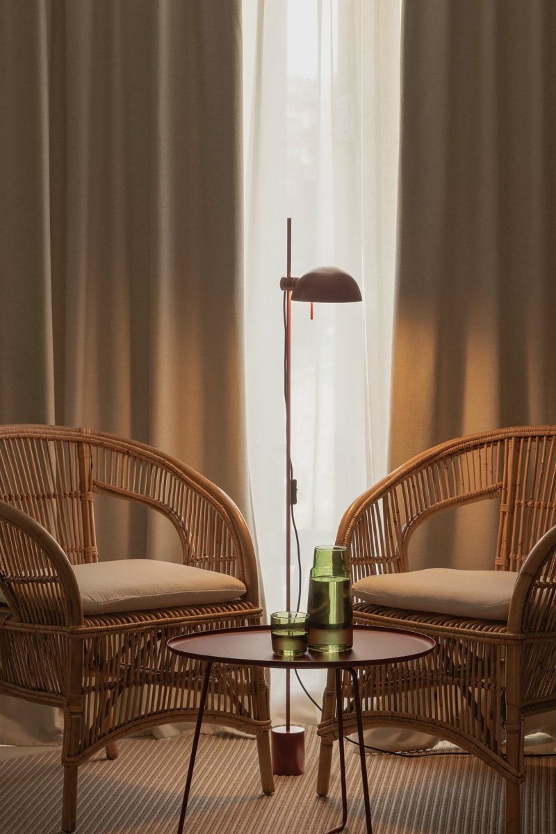 Matilda borgoña lámpara de pie De Faro Barcelona - Matilda es una l&aacute;mpara de pie color burdeos con un elegante dise&ntilde;o geom&eacute;trico que se integra en cualquier interior.