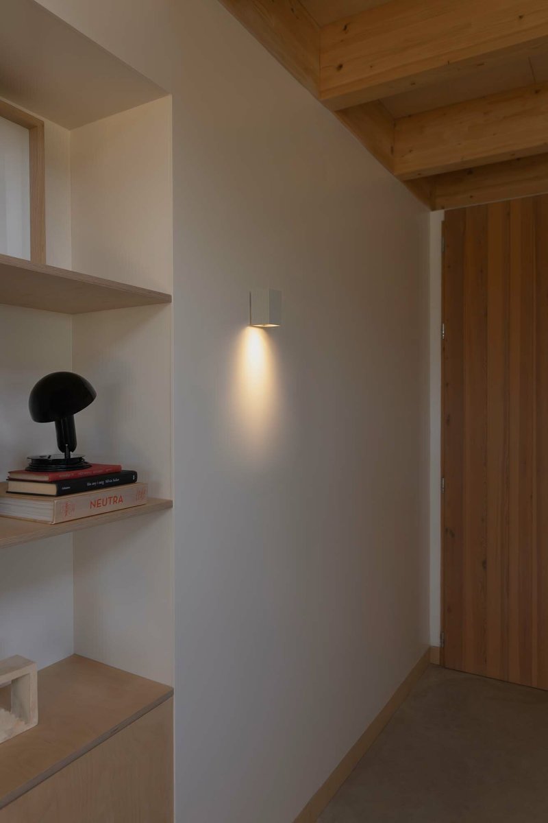 Lune 10cm Blanco lámpara de pared De Faro Barcelona - Lune es una l&aacute;mpara de pared cuadrada con acabado blanco mate que se integra a la perfecci&oacute;n en pasillos, corredores y otras zonas de paso.