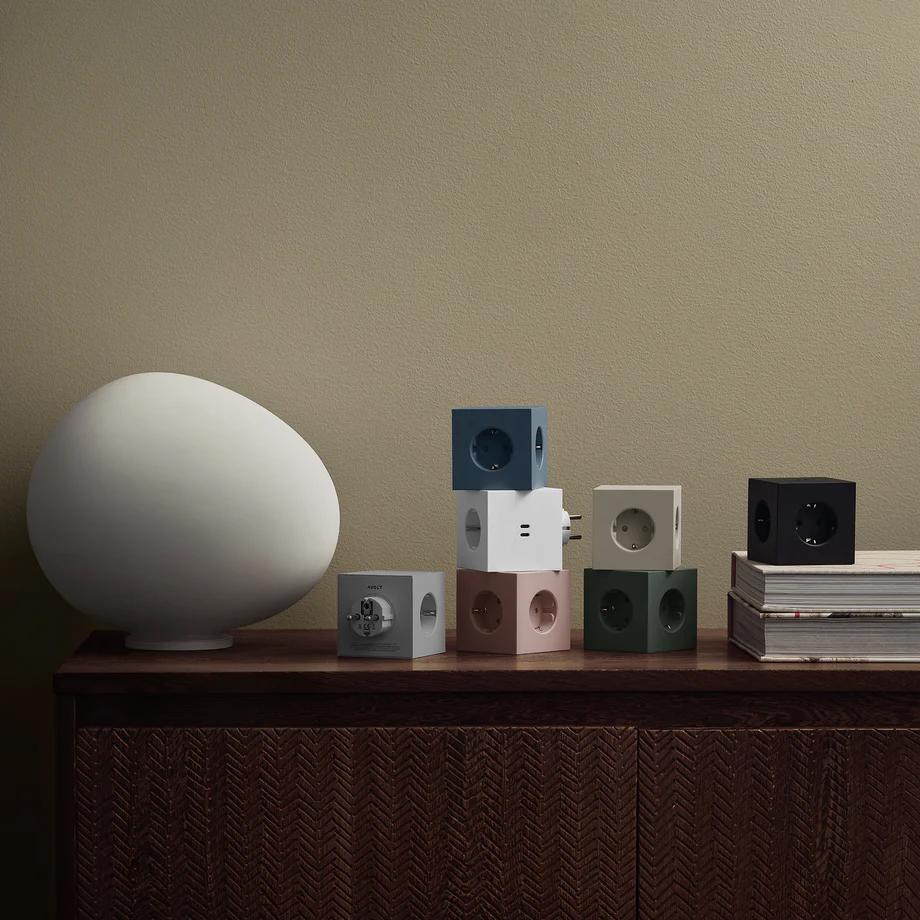 Square 2 Socket extender with 30W Dual USBC Verde De Avolt - Extensi&oacute;n de enchufe de Avolt con un dise&ntilde;o elegante, un cubo de pl&aacute;stico reciclado y una placa magn&eacute;tica en la parte inferior para colgar en la pared.