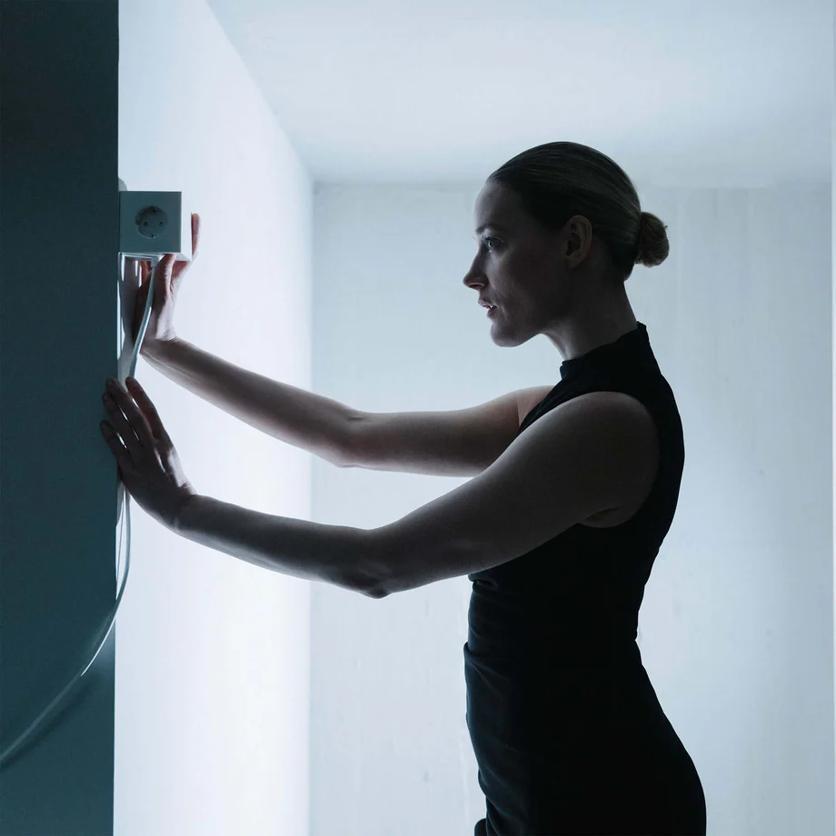 Square 1 with 30W Dual USBC & Magnetic base, 3m, Martinelli Luce edition Blanco De Avolt - Regleta de enchufes de dise&ntilde;o elegante de Avolt con un cable largo de PVC, un cubo de pl&aacute;stico reciclado y una placa magn&eacute;tica en la parte inferior para colgar en la pared.