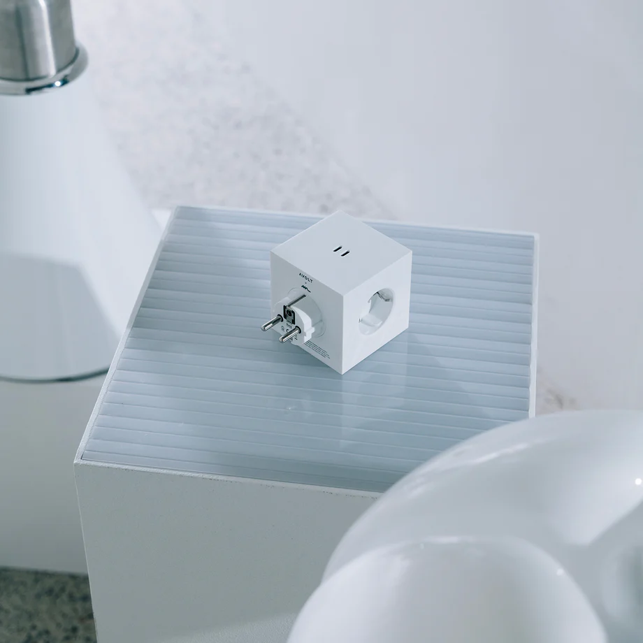 Square 2 Socket extender with 30W Dual USBC, Martinelli Luce edition Blanco De Avolt - Extensi&oacute;n de enchufe de Avolt con un dise&ntilde;o elegante, un cubo de pl&aacute;stico reciclado y una placa magn&eacute;tica en la parte inferior para colgar en la pared.
