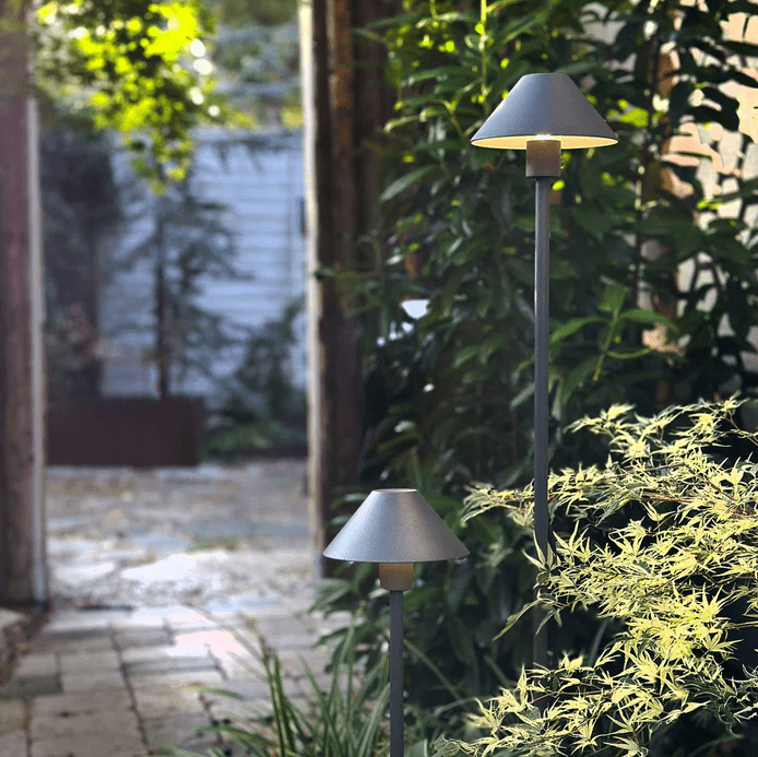 Apollo Flex Gris oscuro De Lightson - Apollo Flex &auml;r perfekt f&ouml;r dig som &auml;lskar skandinavisk design och letar efter en n&auml;ttare lampa till din kruka, rabatt eller g&aring;ng.