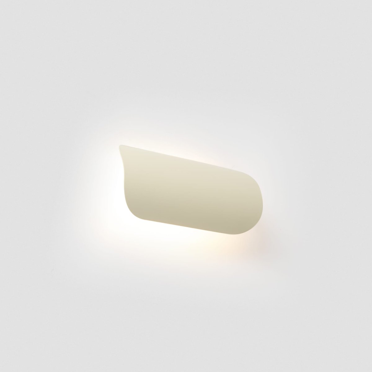 Novo 25cm Beige lámpara de pared De Faro Barcelona - Su acabado mate le confiere una apariencia suave y c&aacute;lida, ideal tanto para ambientes sobrios como elegantes.