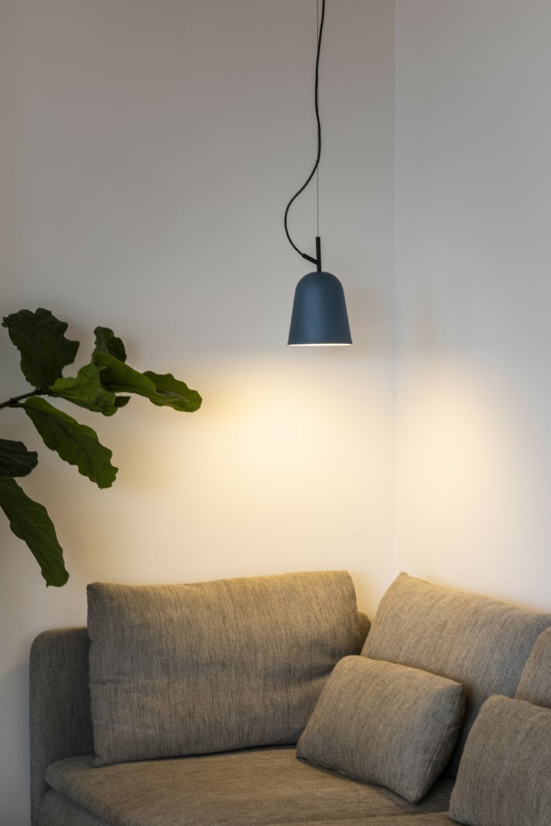 Studio Ø10 Azul Lámpas de techo De Faro Barcelona - Studio se integra a la perfecci&oacute;n tanto en espacios modernos como en oficinas de dise&ntilde;o, combinando funcionalidad y est&eacute;tica.