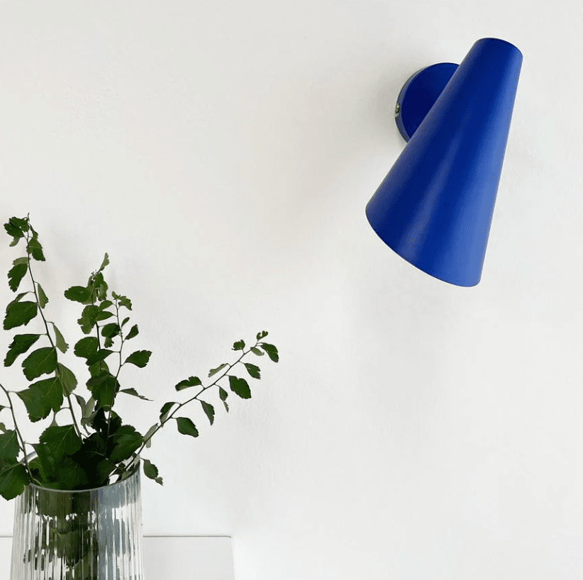 Cale 25cm Azul lámpara de lectura De Dyberg Larsen - Esto la convierte en una l&aacute;mpara ideal para la mesita de noche o para leer junto a la ventana.