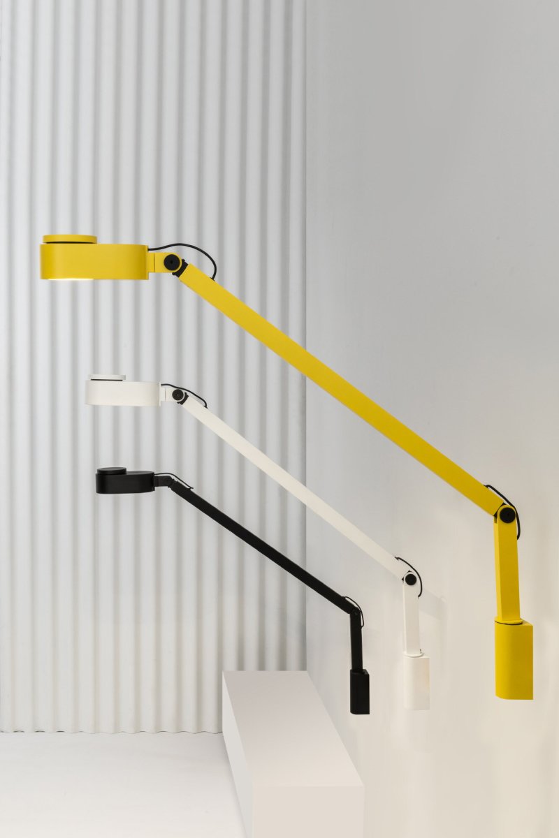 Inviting 86cm Blanco lámpara de pared De Faro Barcelona - Fabricada en aluminio robusto con un acabado elegante, Inviting combina funcionalidad con un dise&ntilde;o moderno.