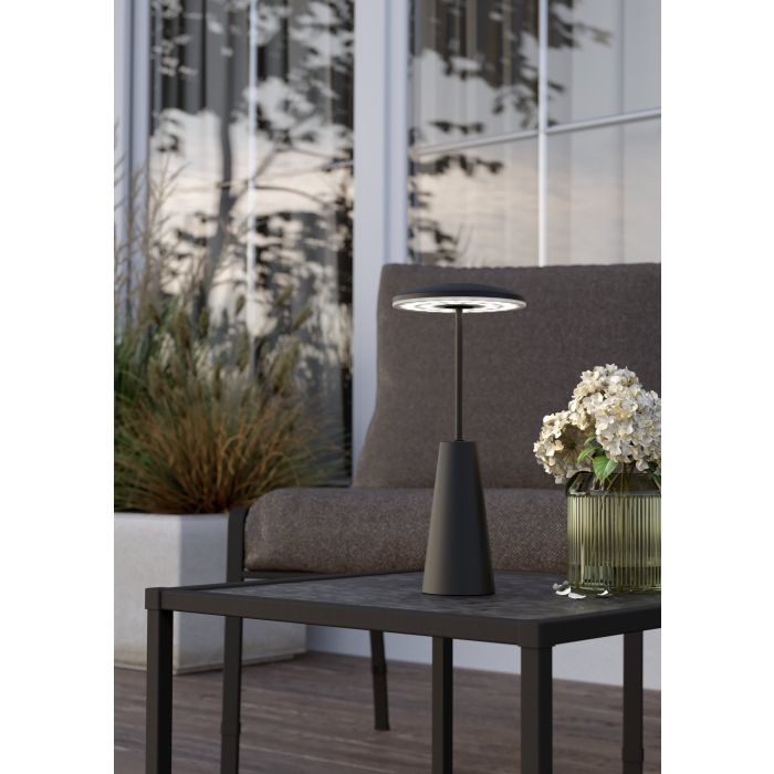 Piccola 28cm Negro portátil De Eglo - Piccola es una fuente de iluminación flexible y elegante que es igualmente adecuada para el hogar y para llevarla de viaje.