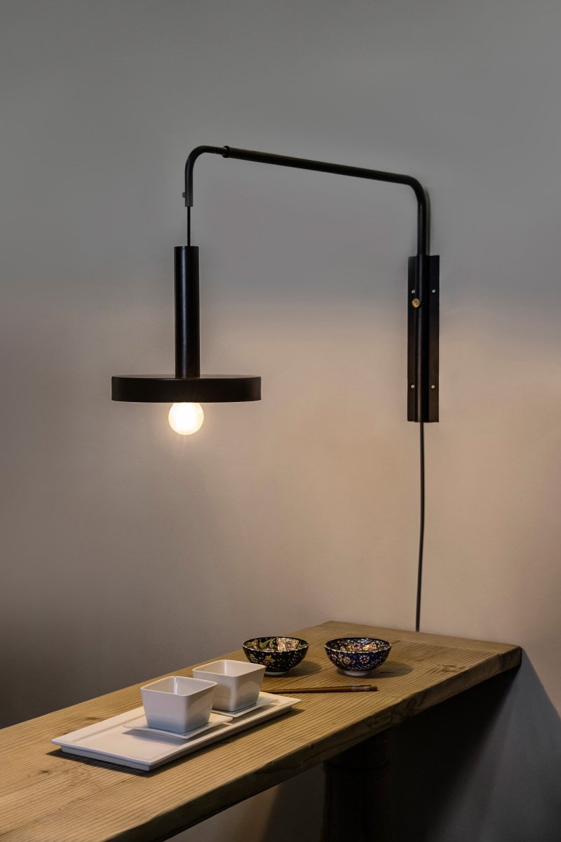 Whizz 70cm Negro lámpara de pared De Faro Barcelona - Whizz es una serie de dise&ntilde;o de Christoph Friedrich Wagner que combina una est&eacute;tica moderna con una exclusiva selecci&oacute;n de materiales.