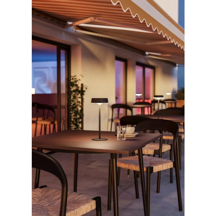 Simeri 30cm Negro lámpara solar De Eglo - Simeri es una elegante l&aacute;mpara de mesa que funciona con energ&iacute;a solar y que combina forma y funci&oacute;n para uso en interiores y exteriores.