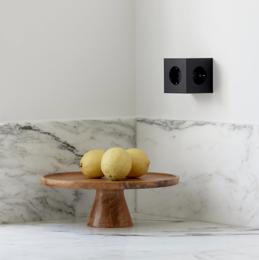 Square 2 Socket extender with 30W Dual USBC Negro De Avolt - Extensi&oacute;n de enchufe de Avolt con un dise&ntilde;o elegante, un cubo de pl&aacute;stico reciclado y una placa magn&eacute;tica en la parte inferior para colgar en la pared.