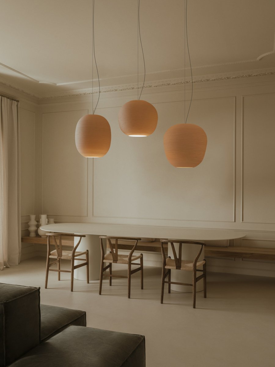 Tierra Ø50 Beige Lámpas de techo De Faro Barcelona - Su forma de colmena difunde una luz suave y se transforma en una escultura de luz al encenderse.