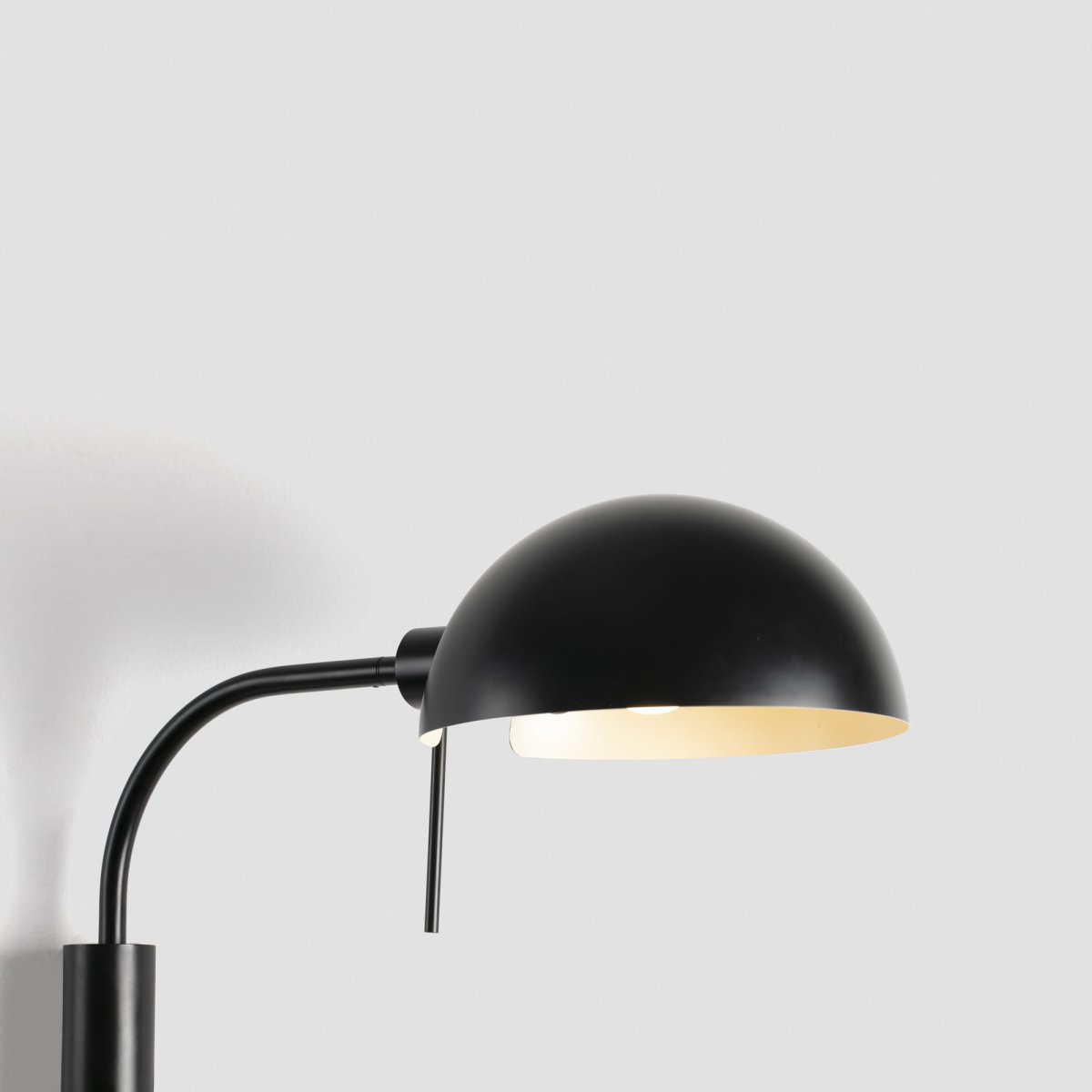 Dominica 50cm Negro lámpara de pared De Faro Barcelona - Inspirada en el Movimiento Est&eacute;tico de Chicago entre 1900 y 1940, irradia autenticidad y elegancia.