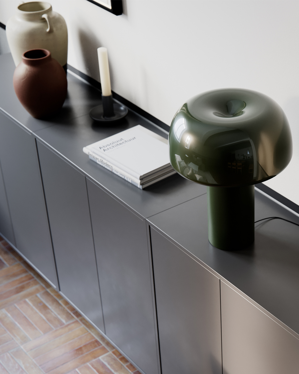 Lean on Me 40cm Verde oscuro lámpara de mesa De By Rydéns - La l&aacute;mpara est&aacute; hecha de metal, con la base de la l&aacute;mpara con un acabado mate y la pantalla con un acabado brillante, creando un hermoso contraste.