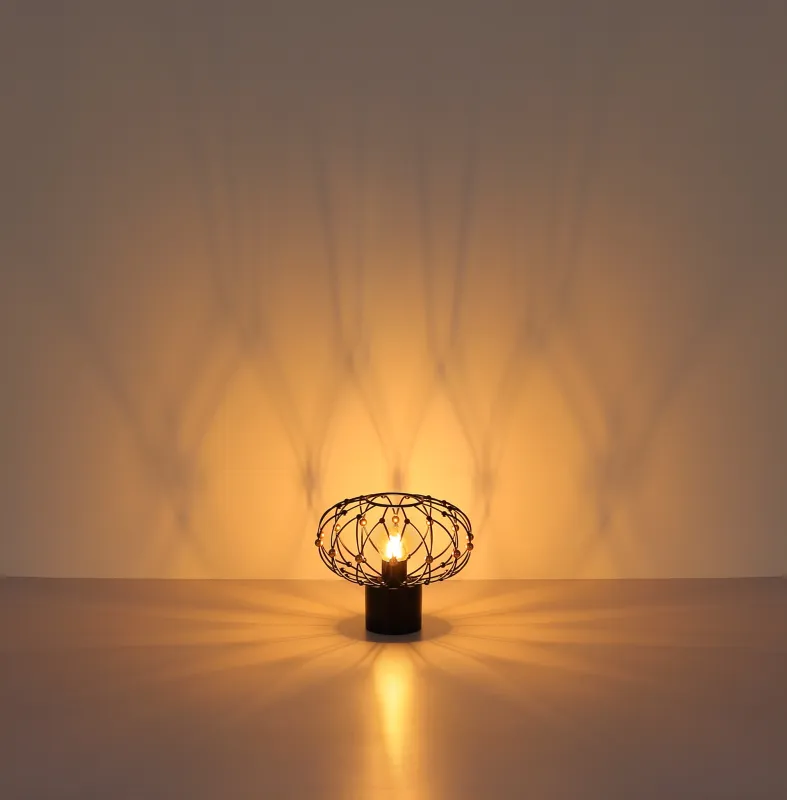 Greys 25cm Negro lámpara de mesa De Globo Lighting - Den runda metallsk&auml;rmen i mattsvart med dekorativa guldf&auml;rgade detaljer ger lampan ett sofistikerat uttryck och blir ett stilfullt inslag i hemmet.