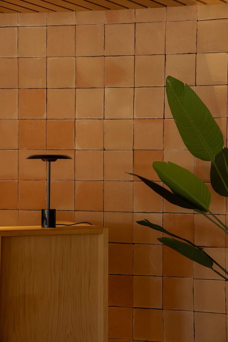 Hoshi 40cm Negro lámpara de mesa De Faro Barcelona - Hoshi es una l&aacute;mpara de dise&ntilde;o con una silueta elegante, una base robusta y un LED integrado (12 W, 2700 K) que emite una luz c&aacute;lida y agradable.