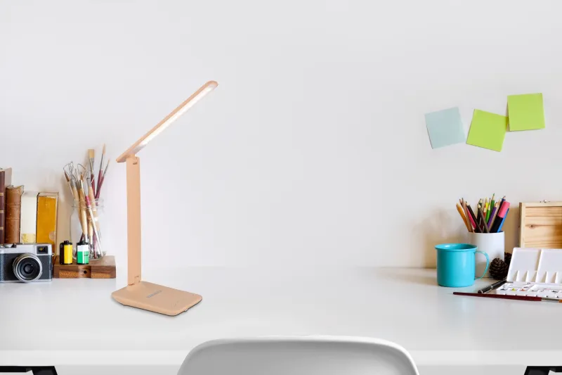 Bulla 56cm Naranja lámpara de escritorio De Globo Lighting - Med en ljusstyrka p&aring; 350 lumen ger den behagligt ljus, och det medf&ouml;ljande USB-kabeln och adaptern g&ouml;r den extra praktisk.