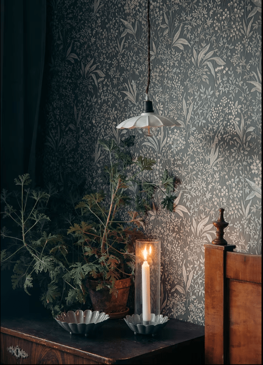 Gustav Ø20 Blanco lámpara de ventana De Strömshaga - Una elegante l&aacute;mpara de techo, peque&ntilde;a y delgada, que encaja perfectamente encima de una mesa de cocina, en una ventana o en un dormitorio.
