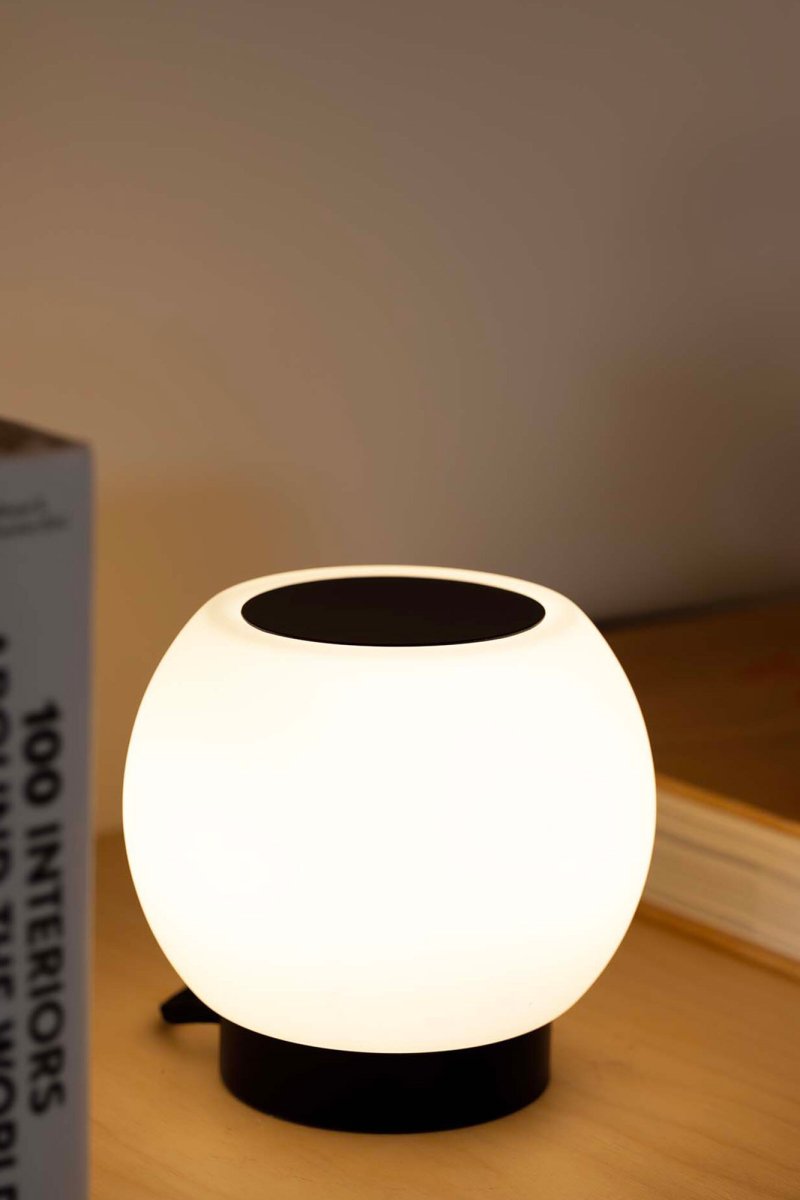 Moy 13cm Negro lámpara de mesa De Faro Barcelona - Moy es una elegante l&aacute;mpara de mesa redonda de acero negro y cristal blanco que proporciona una luz uniforme y agradable, perfecta para salones y espacios p&uacute;blicos.