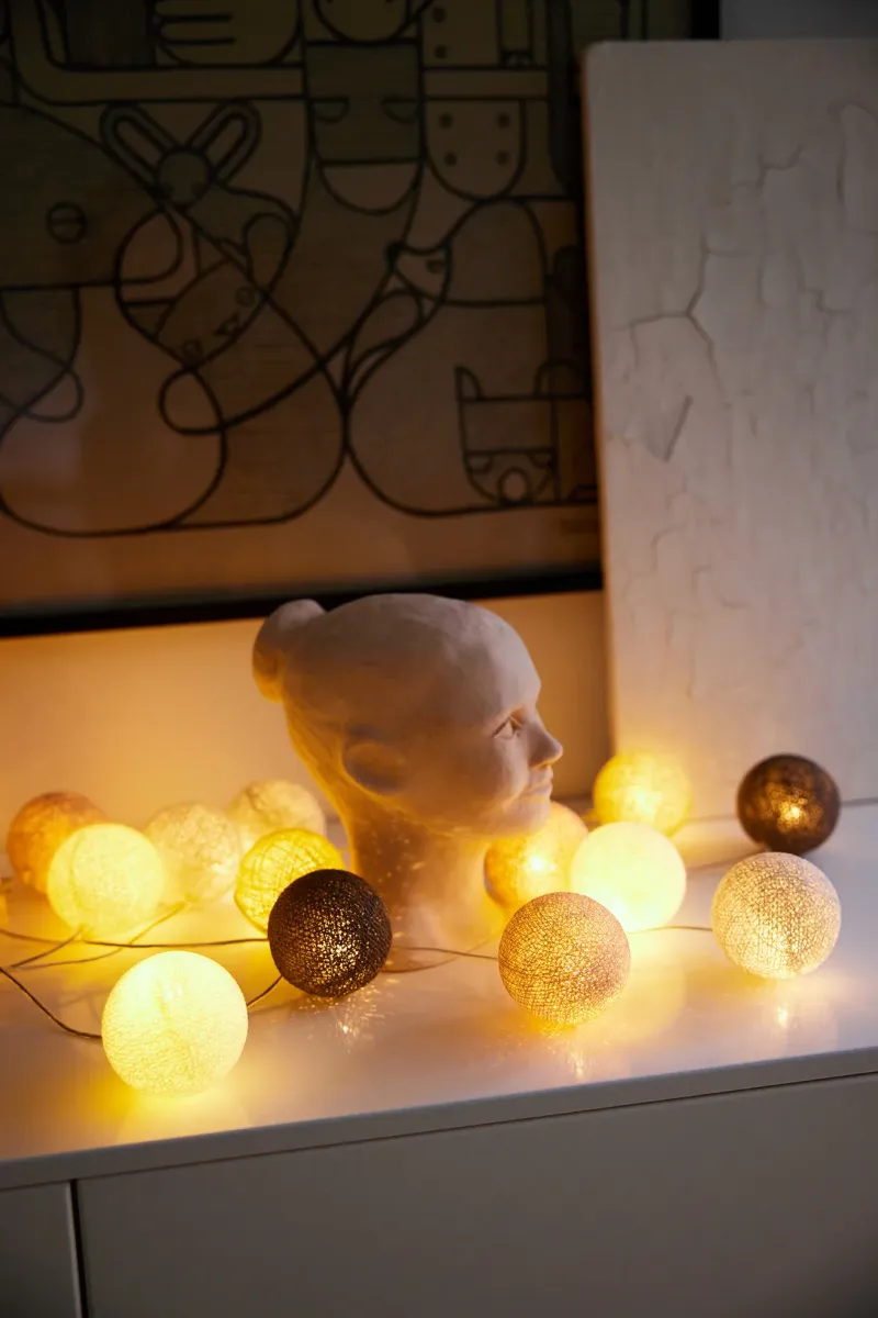 Irislights Blush 20-lights Multicolor De Irislights - Est&aacute; hecha a mano con bolas de algod&oacute;n y poli&eacute;ster y un cable de pl&aacute;stico a juego.