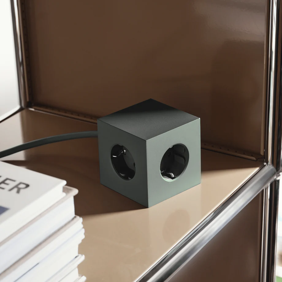 Square 1 with 30W Dual USBC & Magnetic base, 3m Verde De Avolt - Regleta de enchufes de dise&ntilde;o elegante de Avolt con un cable largo de PVC, un cubo de pl&aacute;stico reciclado y una placa magn&eacute;tica en la parte inferior para colgar en la pared.
